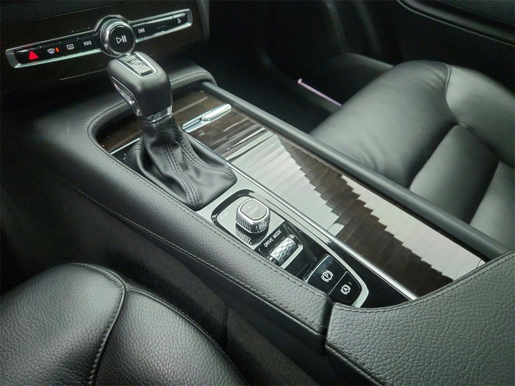 Used 2017 Volvo XC90 T6 Momentum w/ Vision Package image 16