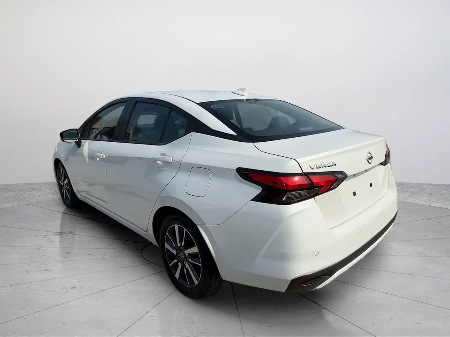 Used 2021 Nissan Versa SV image 3