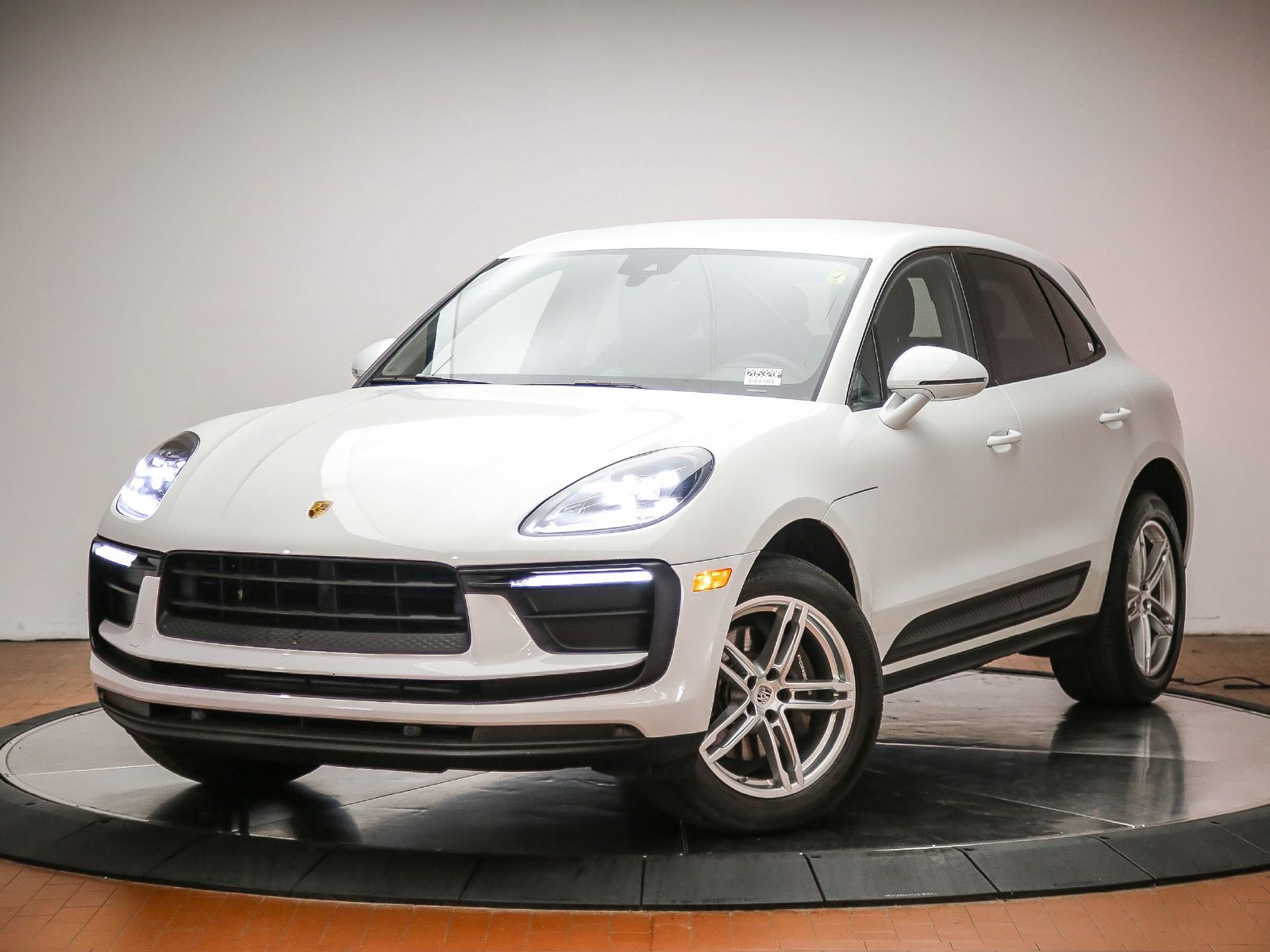Certified 2022 Porsche Macan AWD/4WD image 1