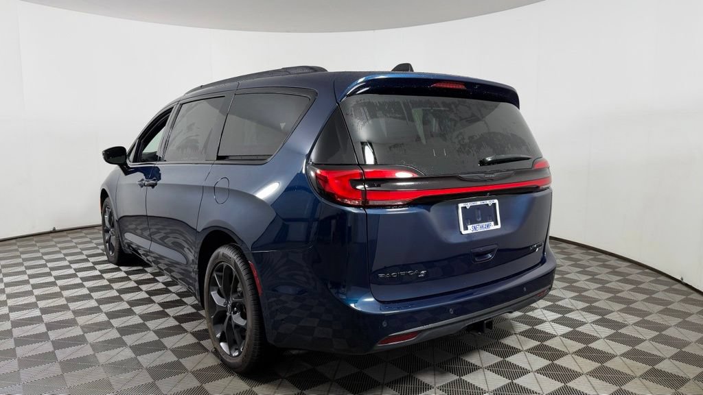 Used 2025 Chrysler Pacifica Limited w/ Trailer Tow Group AWD/4WD image 6