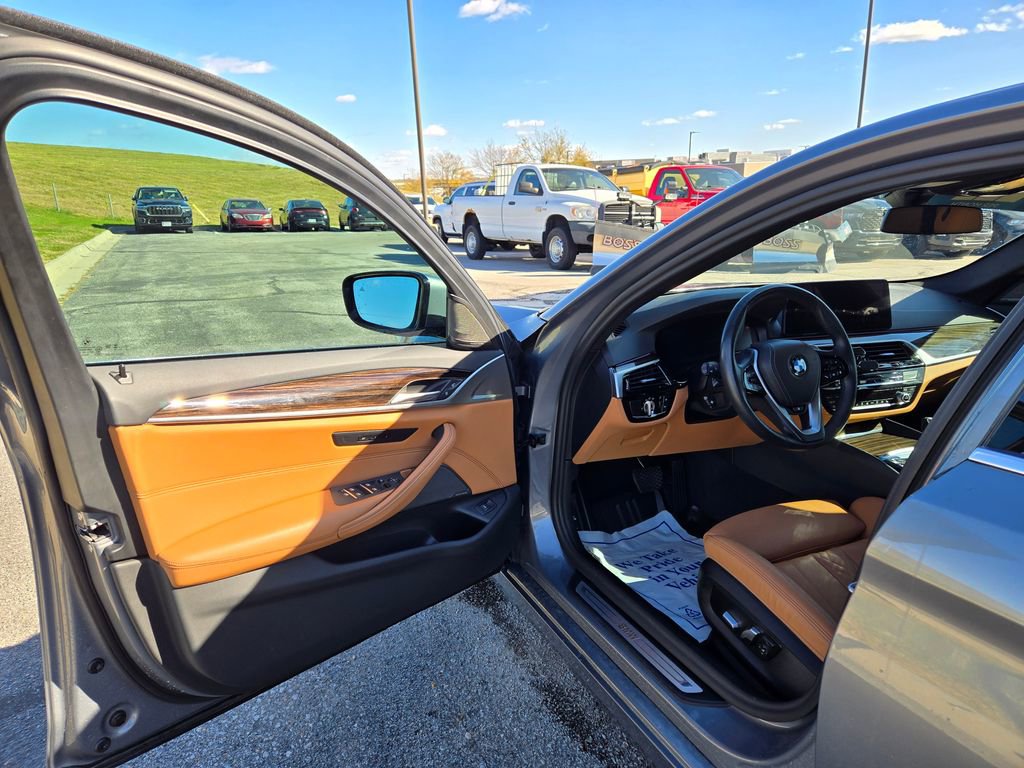 Used 2023 BMW 530i xDrive w/ Premium Package image 10