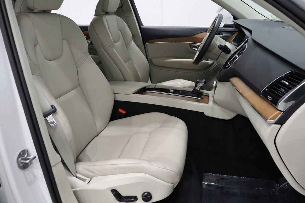 Used 2022 Volvo XC90 T6 Momentum w/ Advanced Package image 17
