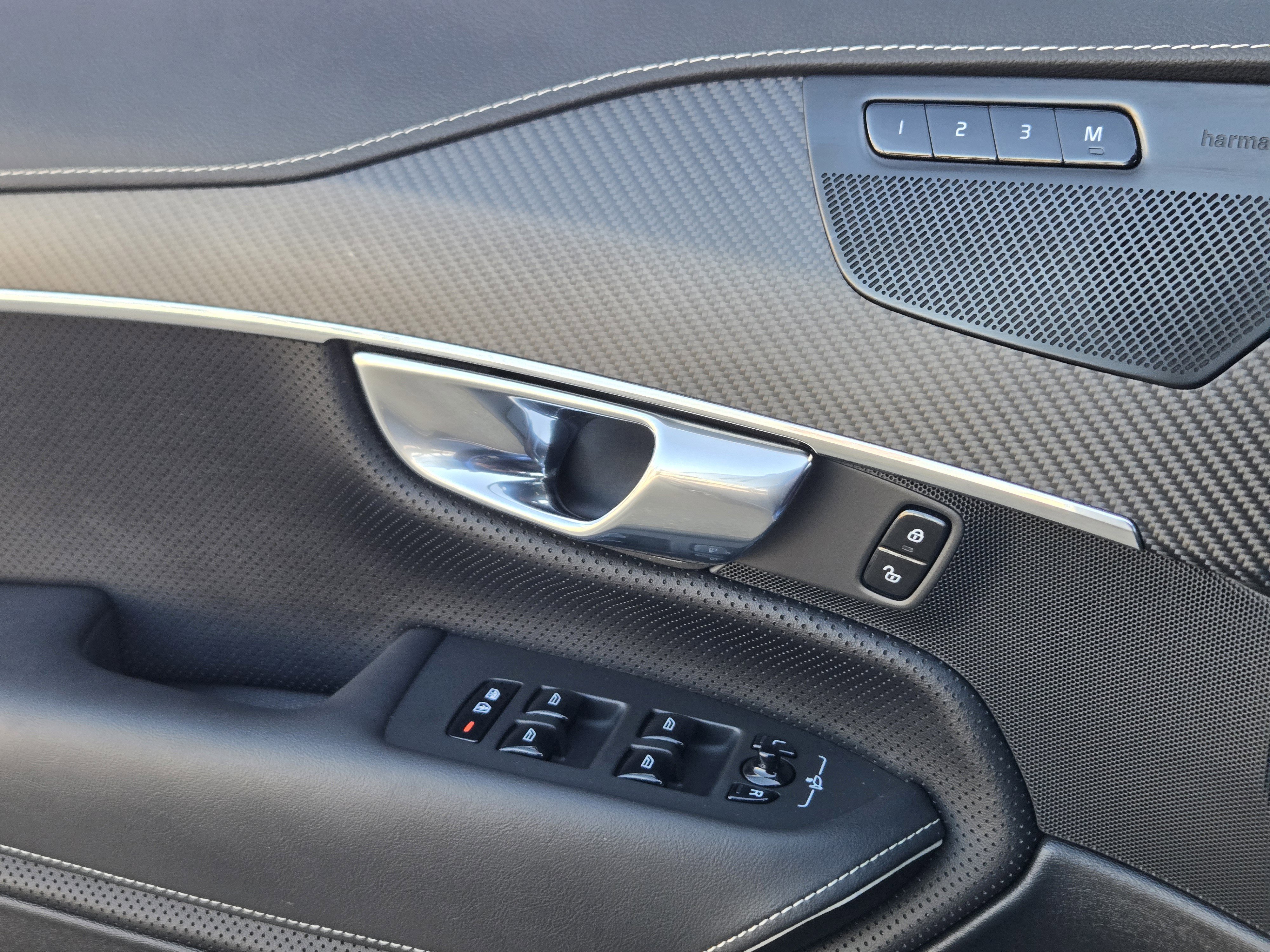 Used 2020 Volvo XC90 T6 R-Design image 32