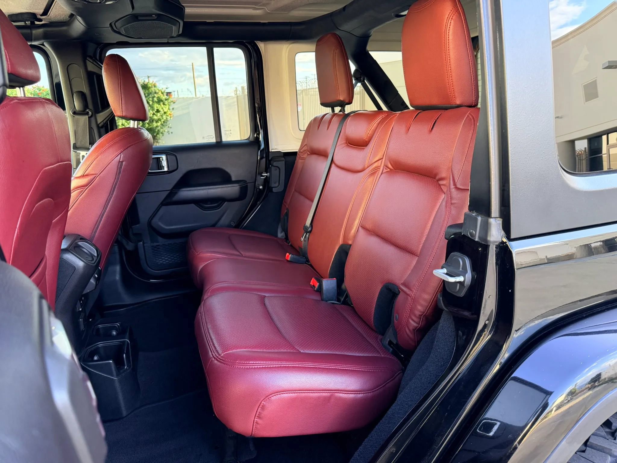 Used 2019 Jeep Wrangler Unlimited Sahara AWD/4WD image 11