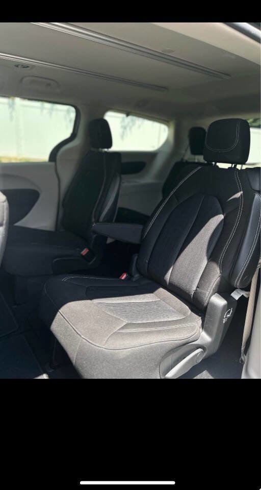 Used 2020 Chrysler Voyager LX image 11