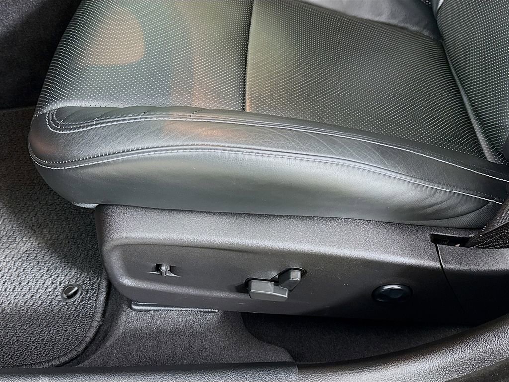 Used 2023 Chrysler 300 C image 18