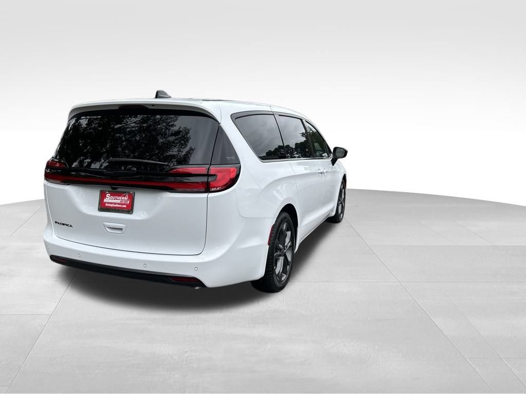 New 2026 Chrysler Pacifica Select image 6