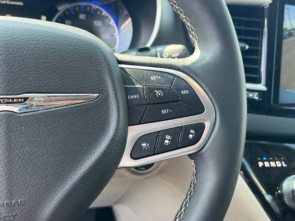 Used 2023 Chrysler Pacifica Touring-L FWD image 22