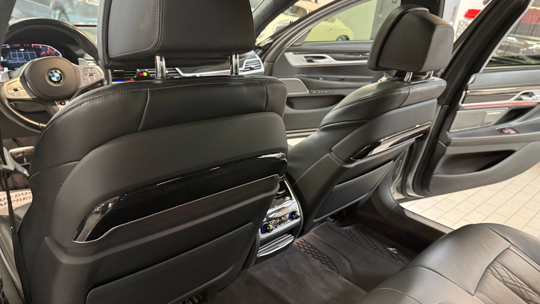 Used 2021 BMW 750i xDrive w/ Executive Package image 21