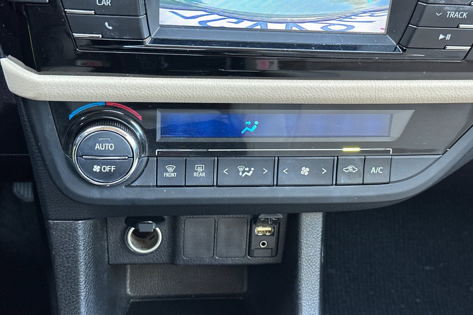 Used 2014 Toyota Corolla LE image 19