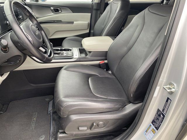 Used 2023 Kia Carnival LX image 9