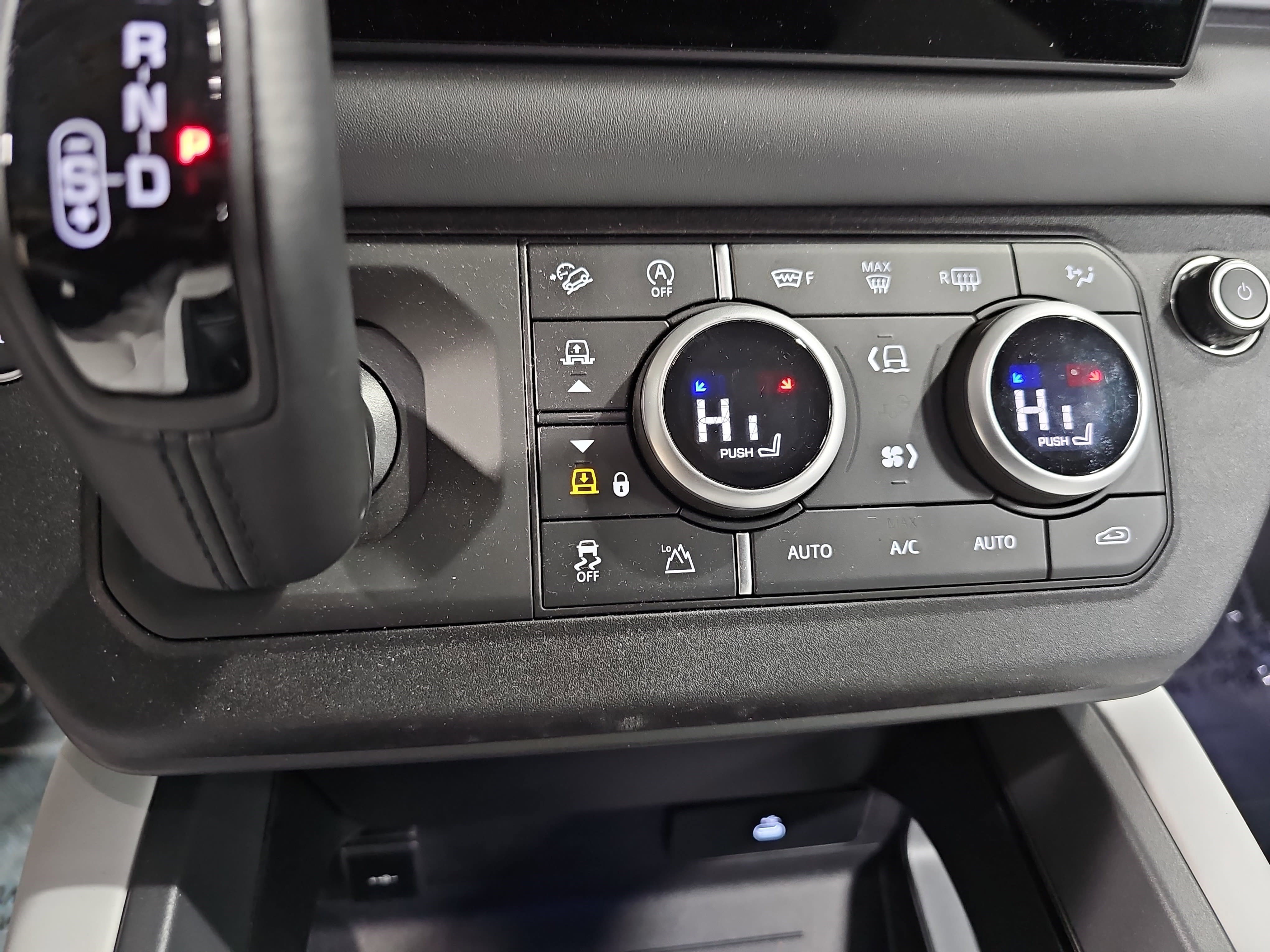 Used 2025 Land Rover Defender 90 X-Dynamic SE image 23