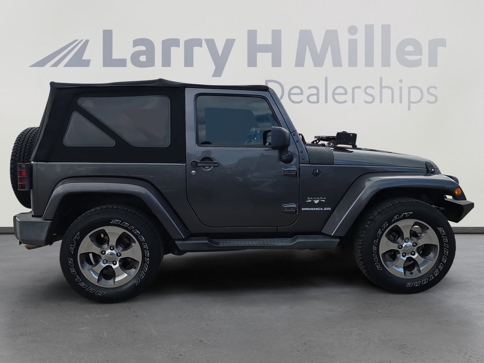 Used 2017 Jeep Wrangler Sahara w/ Connectivity Group image 6