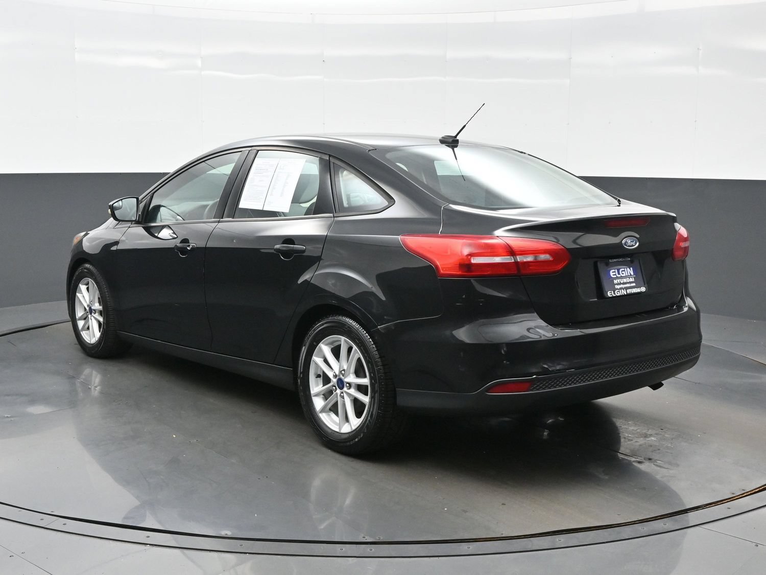Used 2015 Ford Focus SE FWD image 4