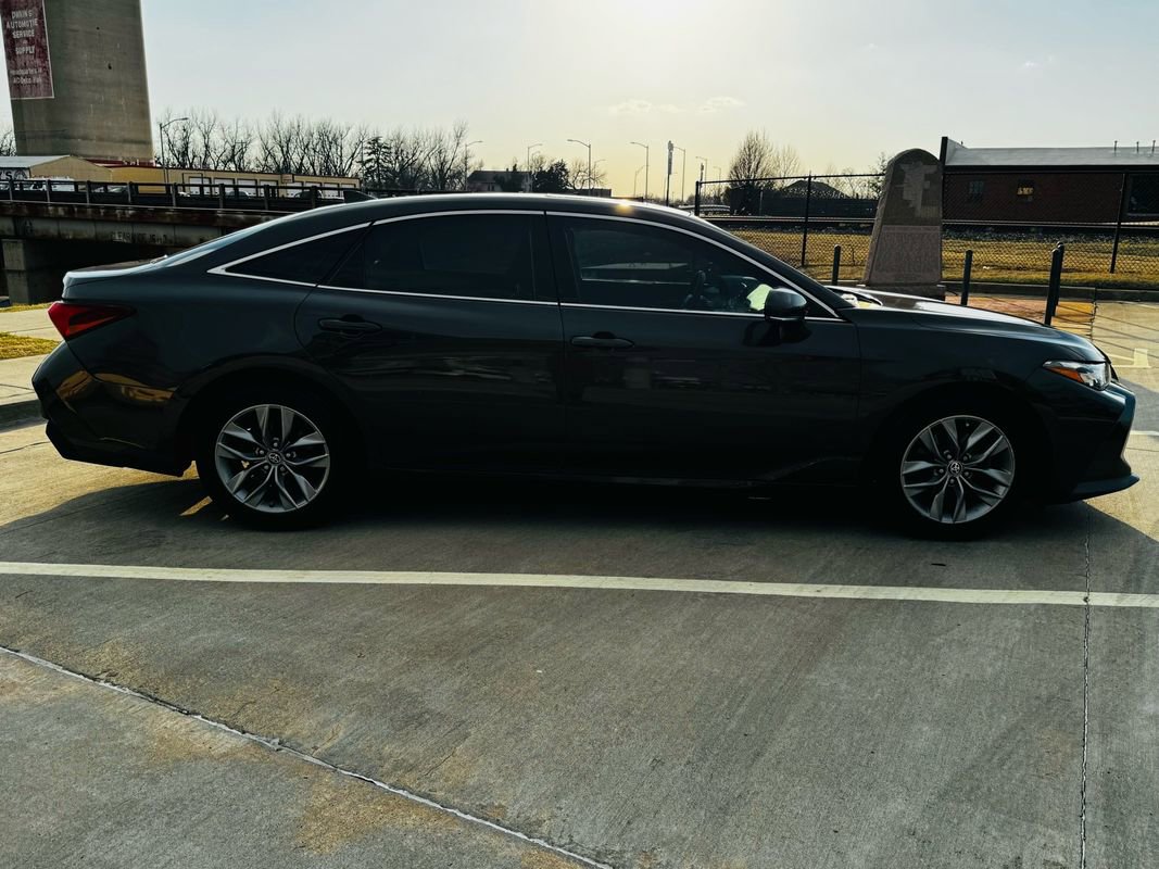 Used 2019 Toyota Avalon XLE w/ Moonroof Package image 7