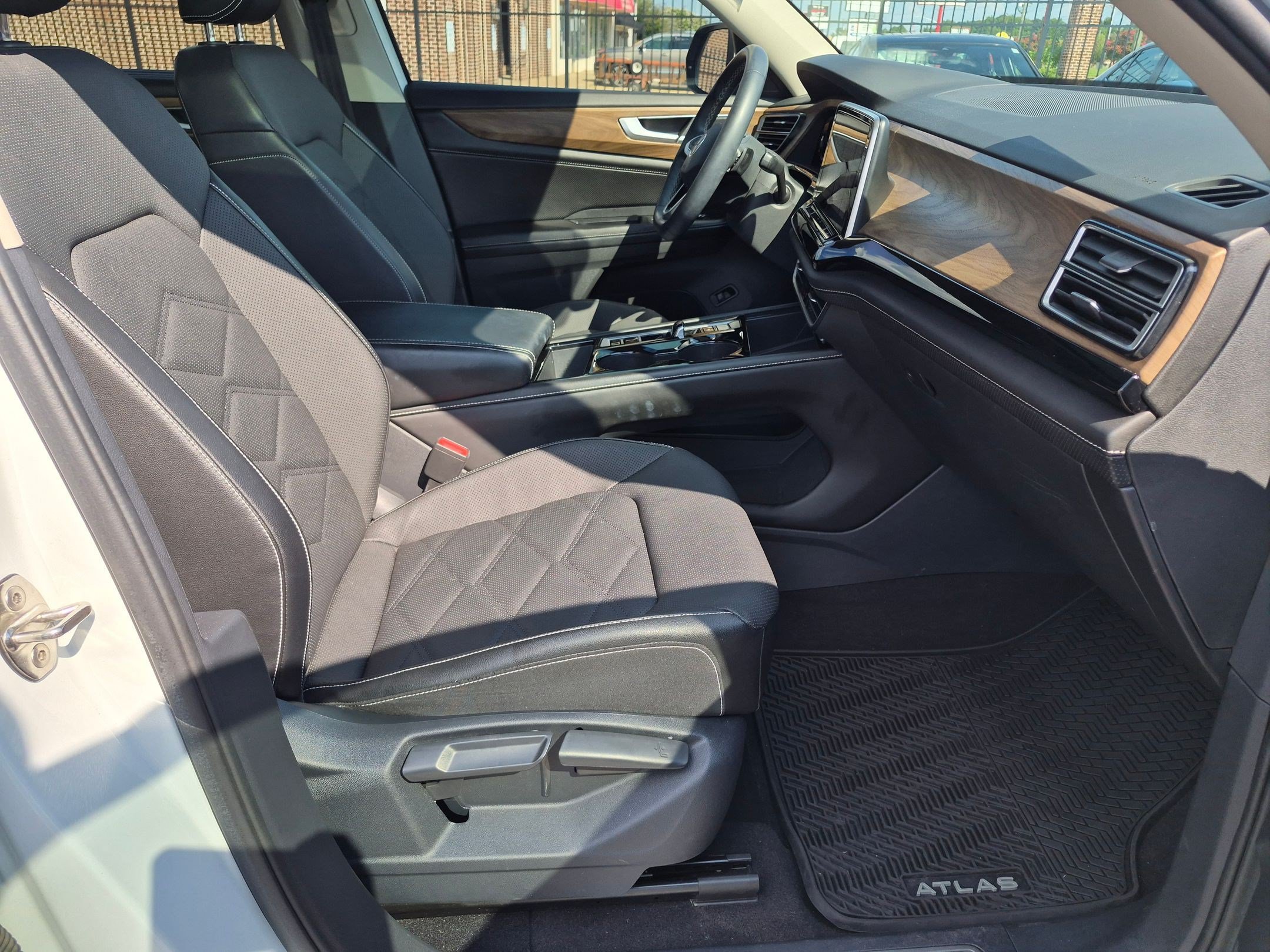 Used 2024 Volkswagen Atlas SE w/ Panoramic Sunroof Package FWD image 39