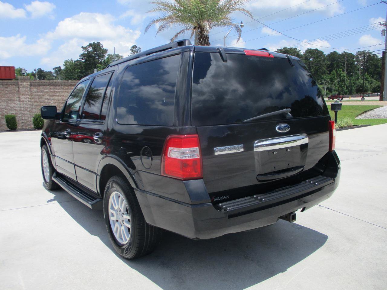 Used 2014 Ford Expedition XLT w/ Leather Seating Package RWD image 4