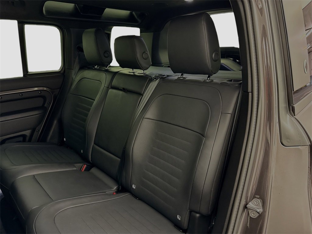 Used 2025 Land Rover Defender 110 image 26
