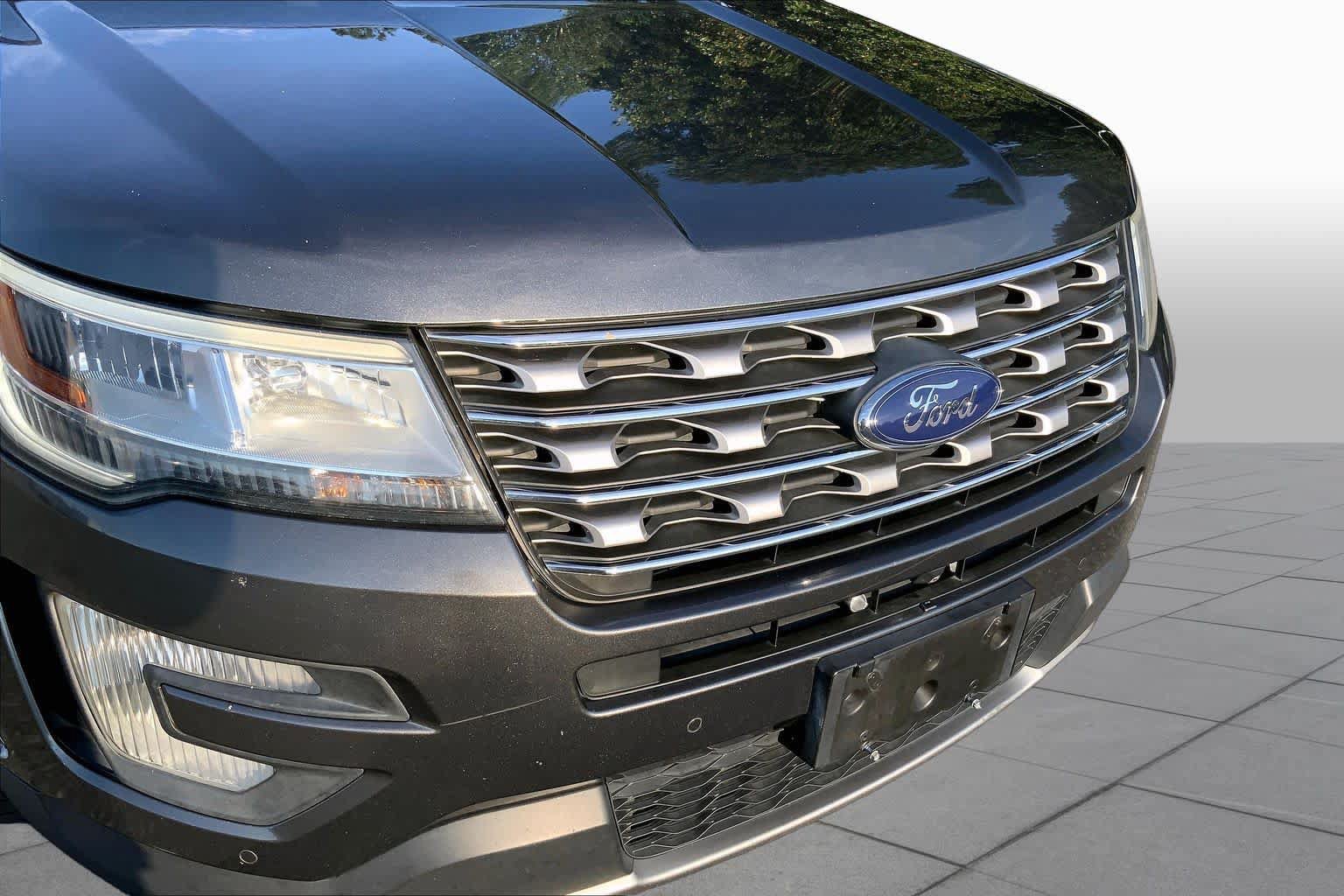 Used 2017 Ford Explorer Limited w/ Equipment Group 301A FWD image 26