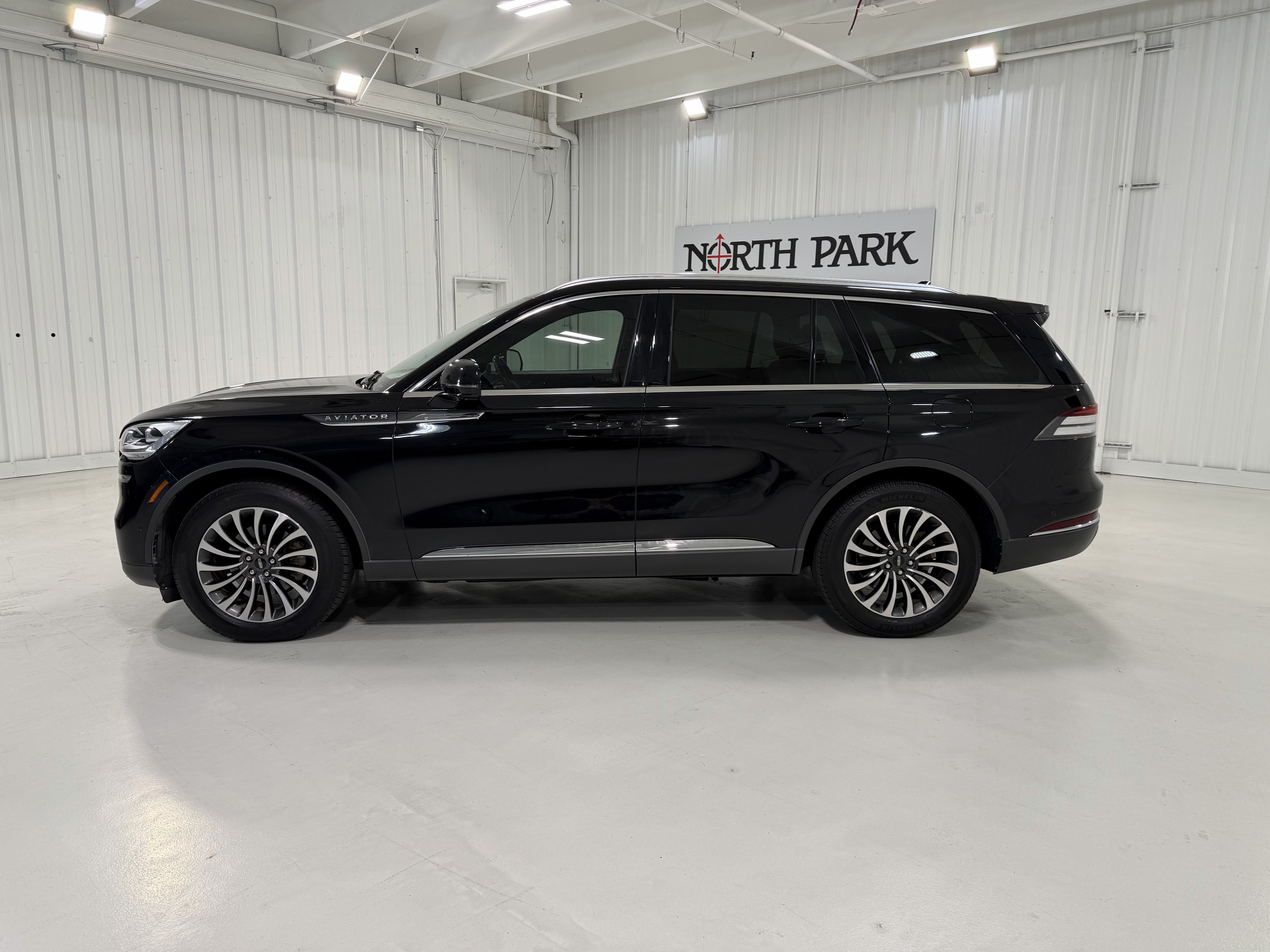 Used 2022 Lincoln Aviator Reserve w/ Equipment Group 201A RWD image 2