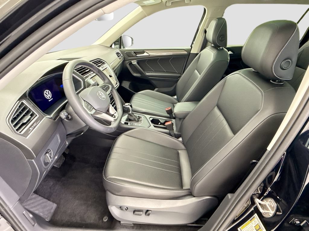 Used 2023 Volkswagen Tiguan SE w/ Panoramic Sunroof Package FWD image 17