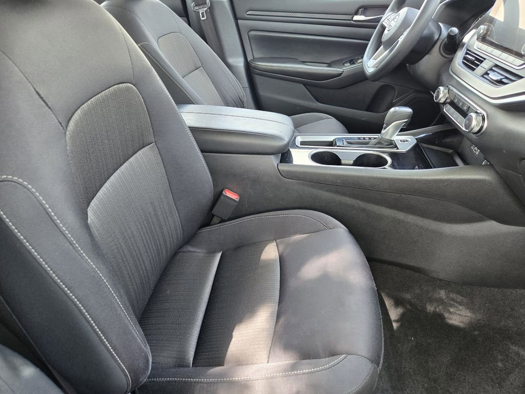 Used 2024 Nissan Altima 2.5 SV FWD image 9