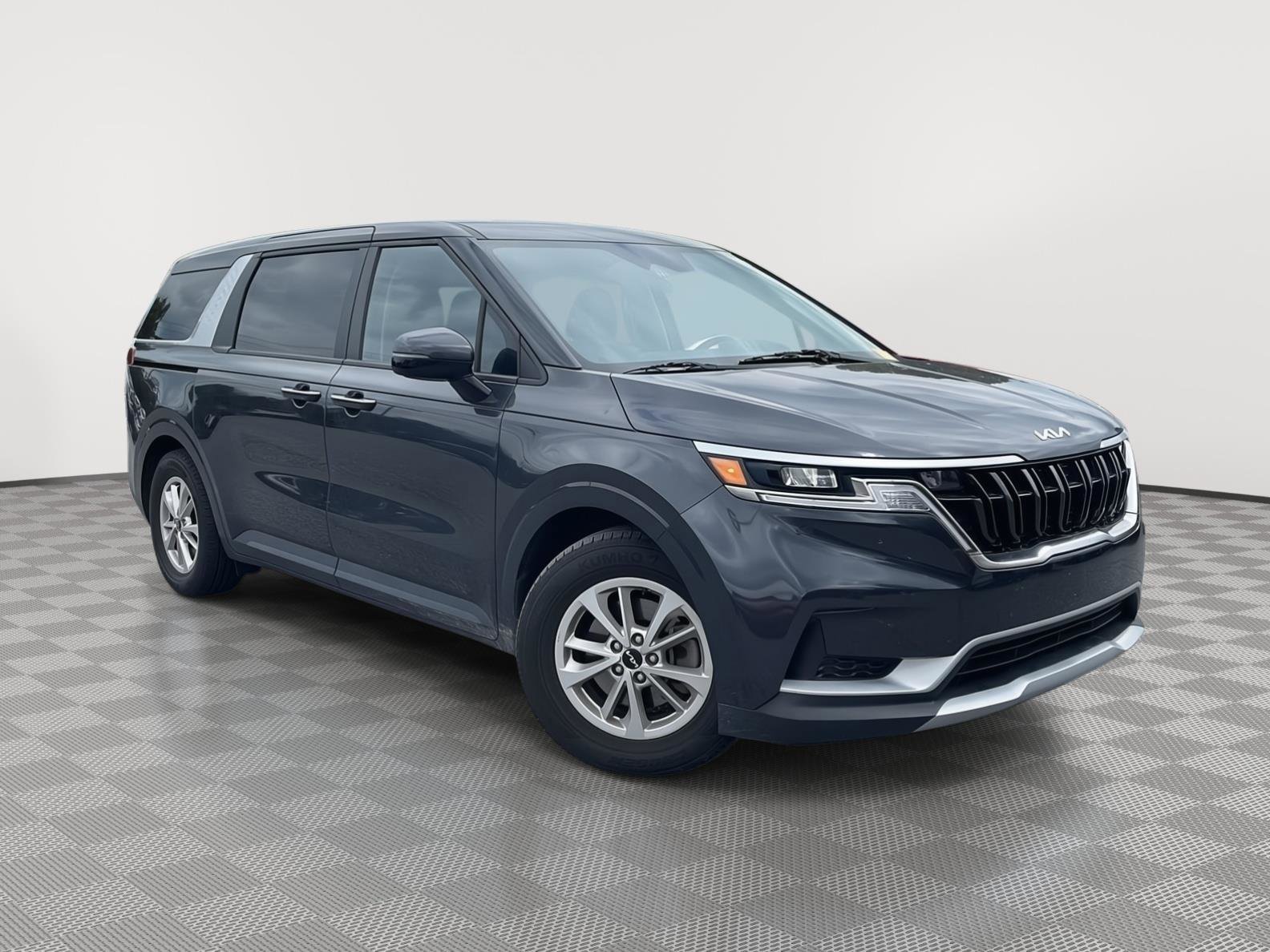 Used 2024 Kia Carnival LX FWD image 3