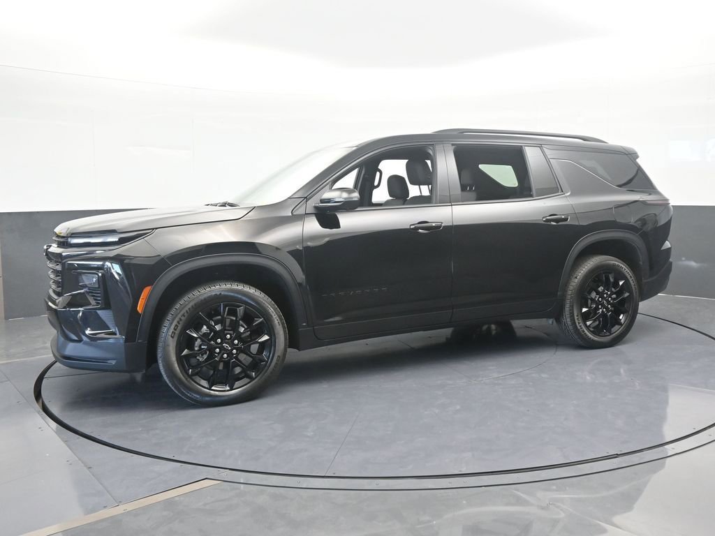 Used 2025 Chevrolet Traverse LT w/ Midnight/Sport Edition image 2