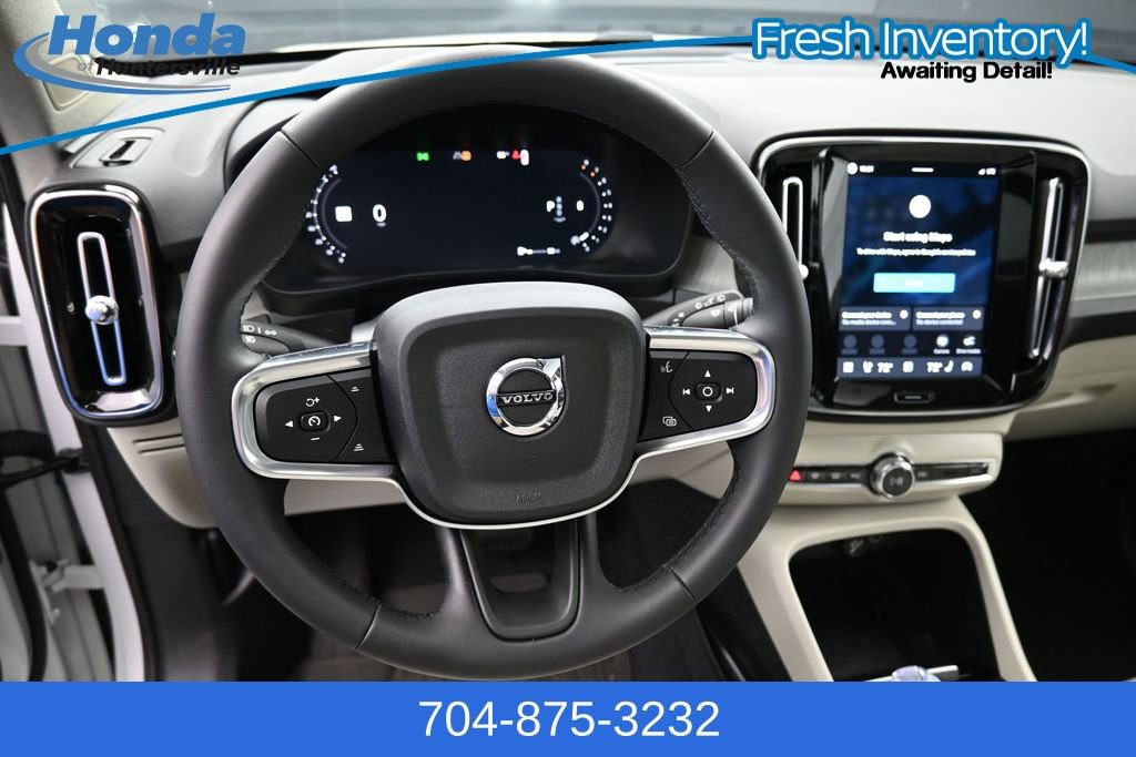 Used 2025 Volvo XC40 B5 Plus AWD/4WD image 19