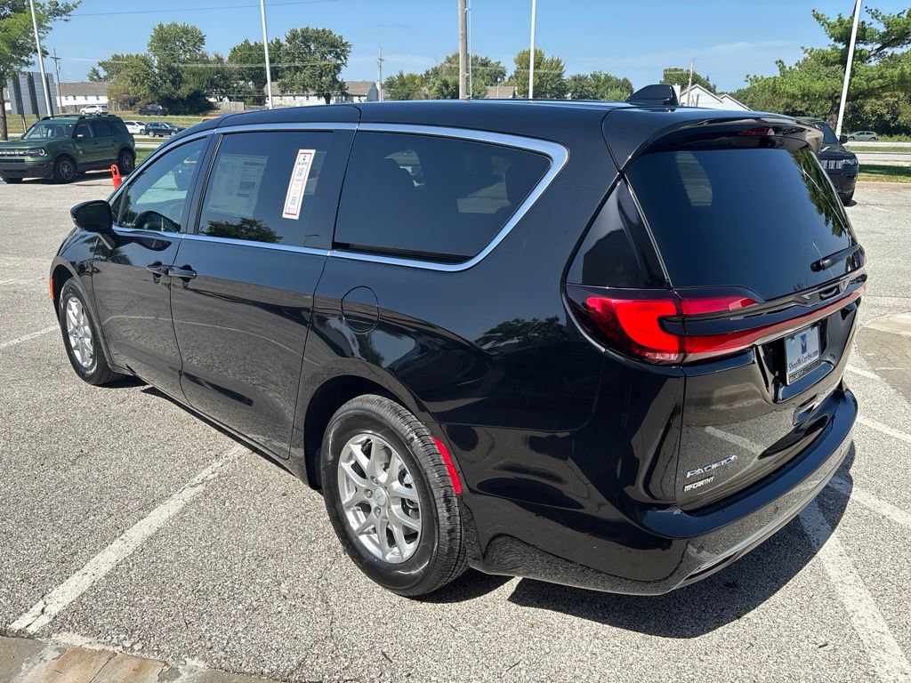 New 2027 Chrysler Pacifica Select FWD image 10