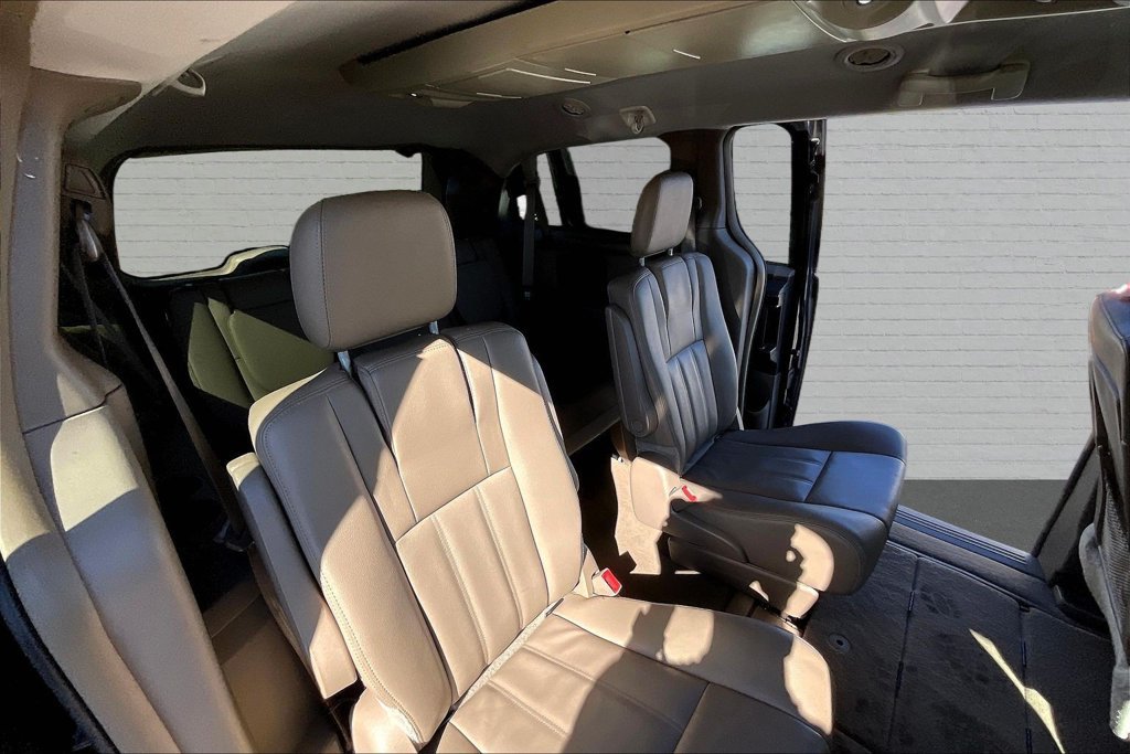 Used 2015 Chrysler Town & Country Touring FWD image 24