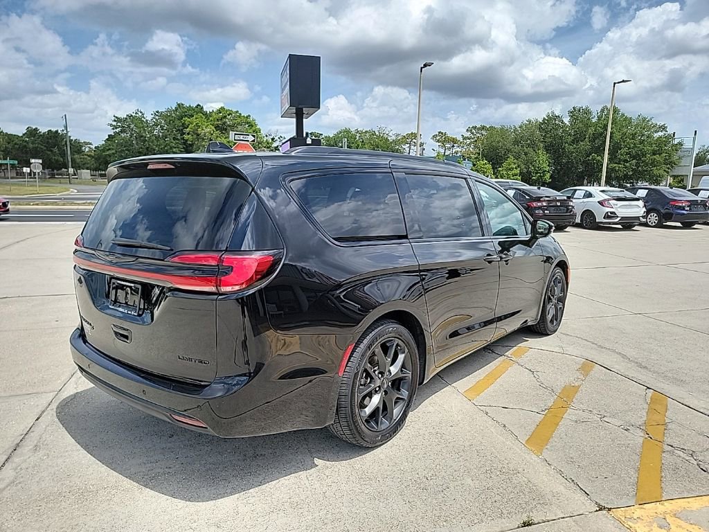 Used 2025 Chrysler Pacifica Limited image 5
