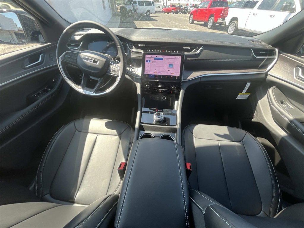 New 2025 Jeep Grand Cherokee Limited w/ Black Appearance Package image 17