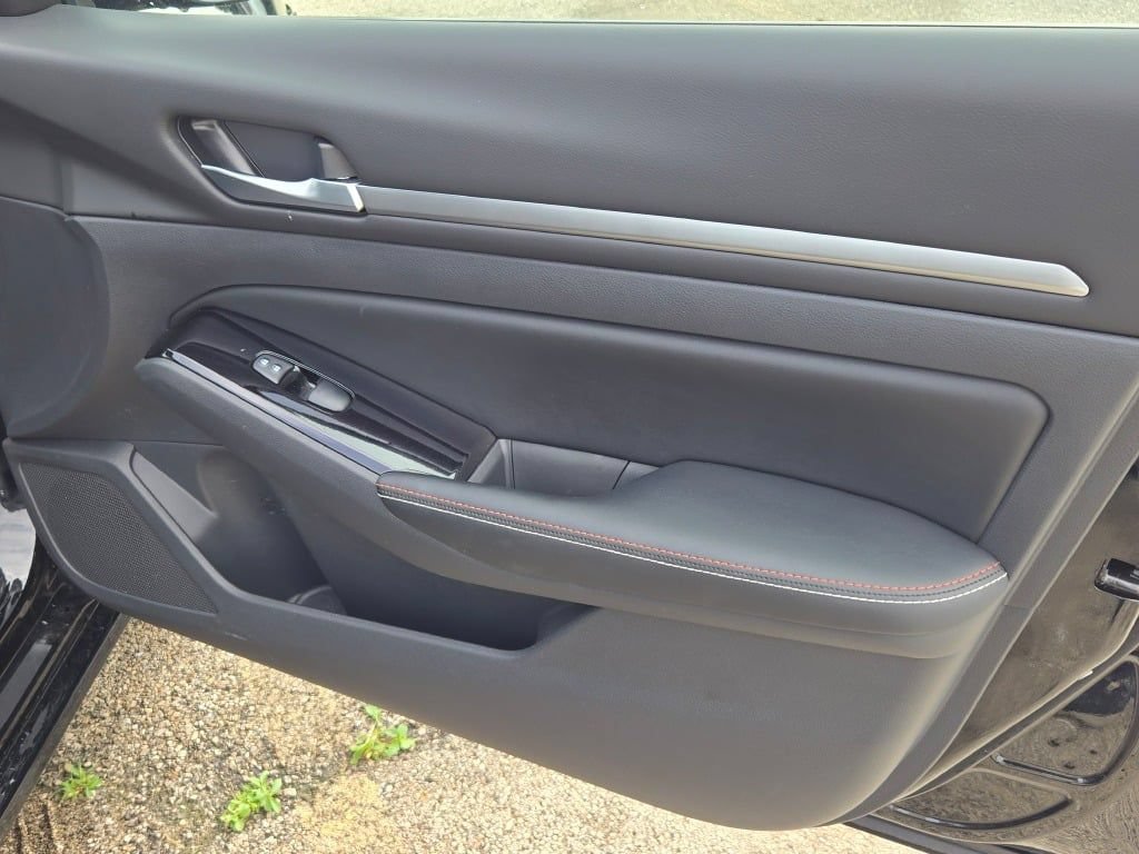 Used 2024 Nissan Altima 2.5 SR w/ SR Premium Package FWD image 8