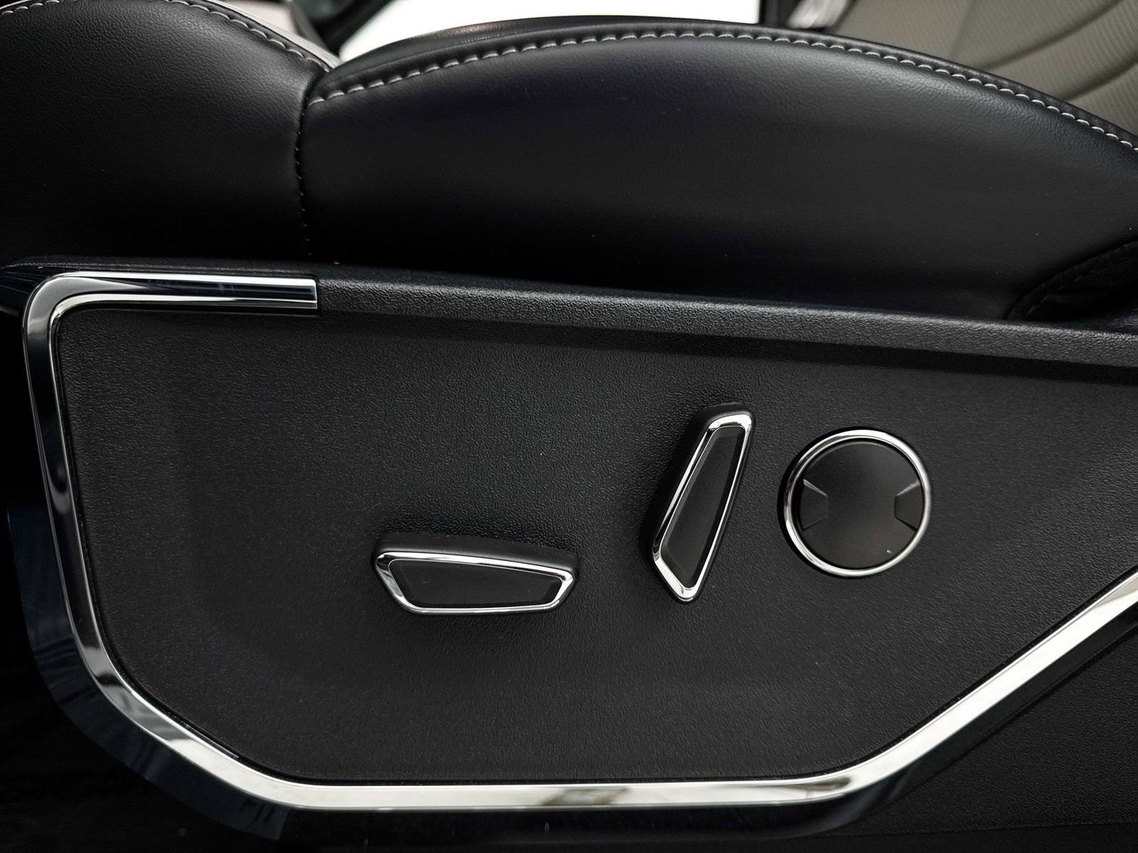 Used 2023 Ford F150 Lightning Platinum image 34