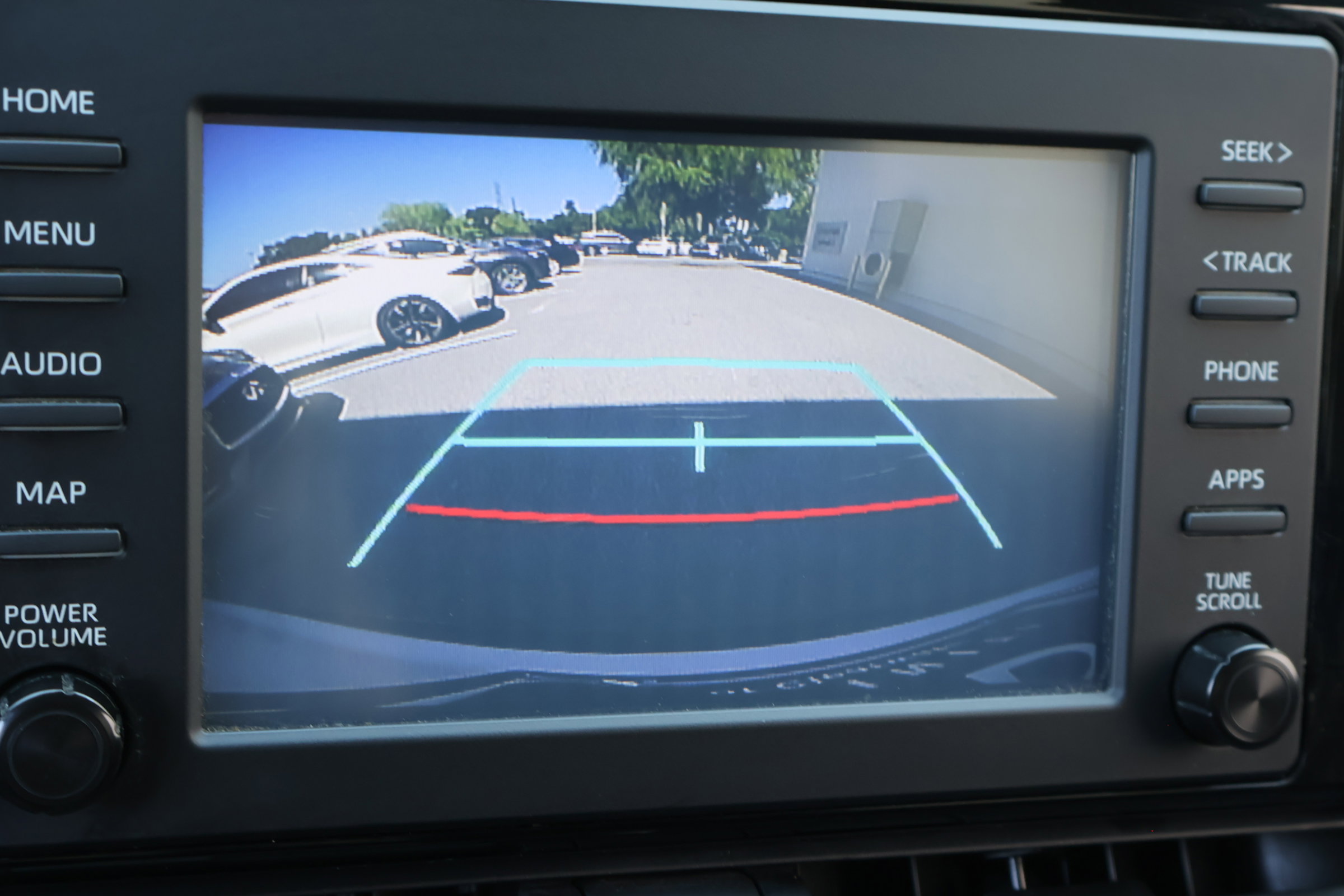 Used 2019 Toyota RAV4 LE FWD image 4