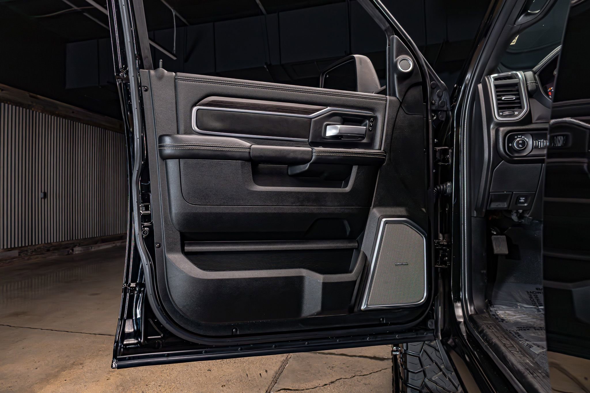 Used 2025 RAM 3500 Laramie image 31