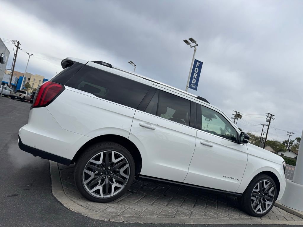 Used 2025 Ford Expedition Platinum w/ Platinum Ultimate Package AWD/4WD image 2