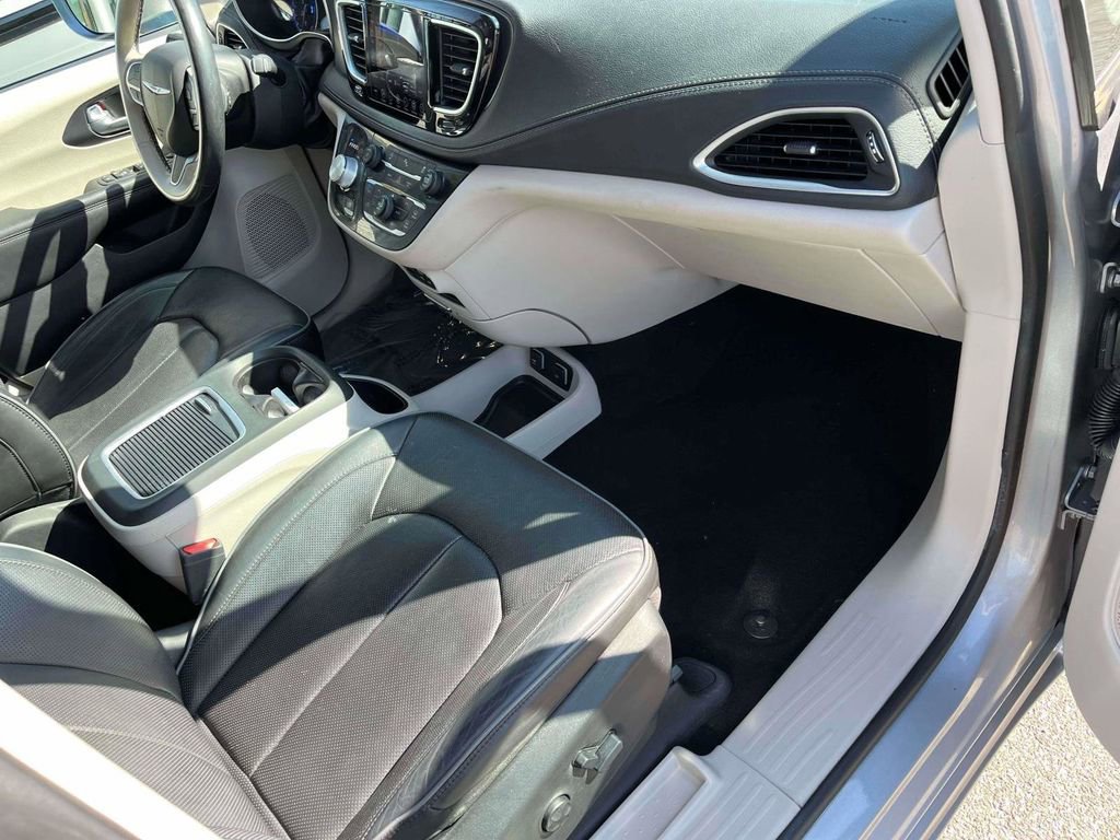 Used 2020 Chrysler Pacifica Limited FWD image 14