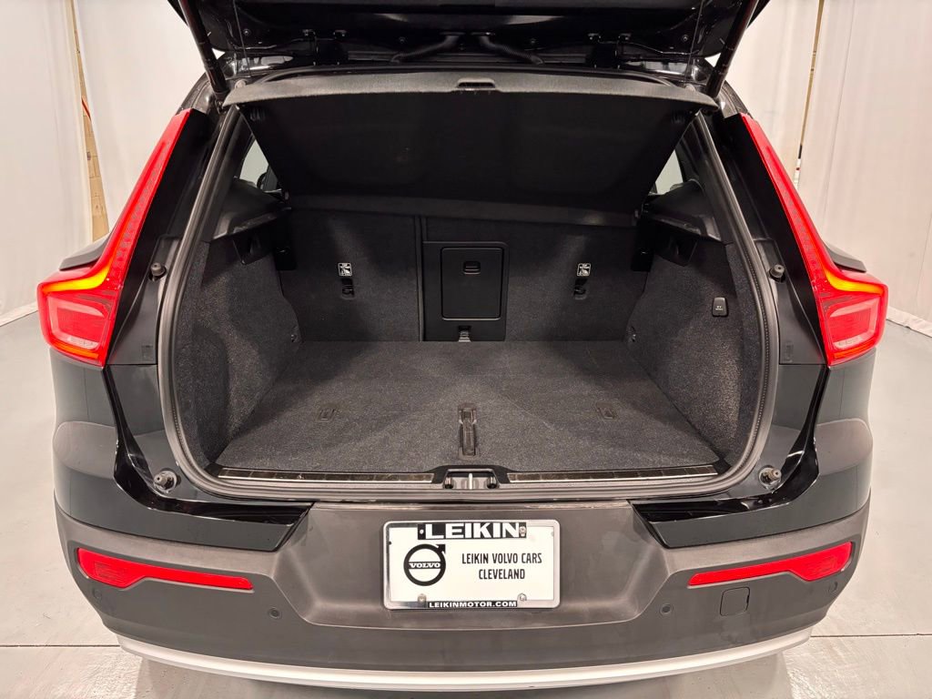 Certified 2025 Volvo XC40 B5 Plus image 27