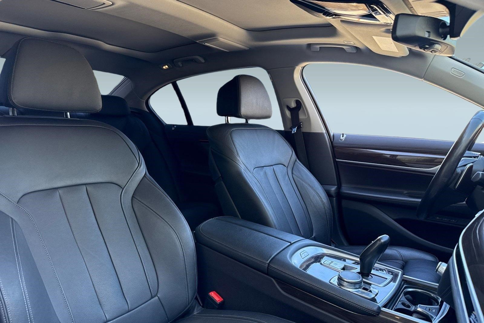 Used 2020 BMW 740i RWD image 29