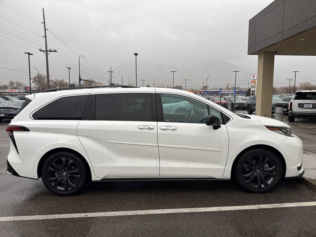 Used 2022 Toyota Sienna XSE w/ XSE Plus Package image 4