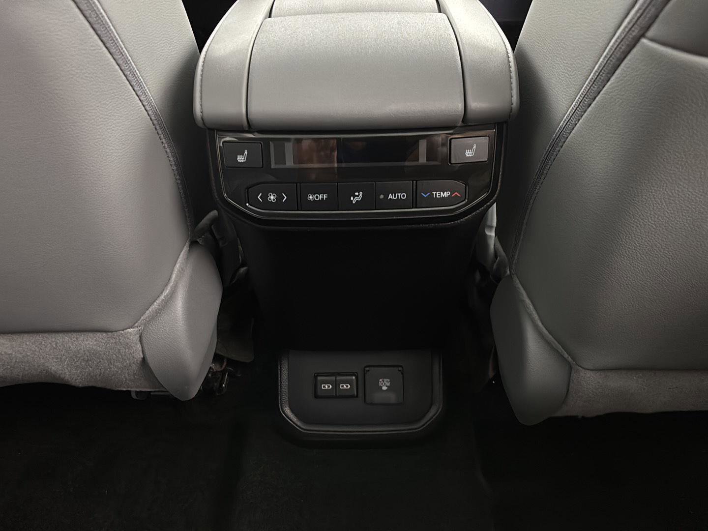Used 2024 Toyota Highlander Platinum AWD/4WD image 21
