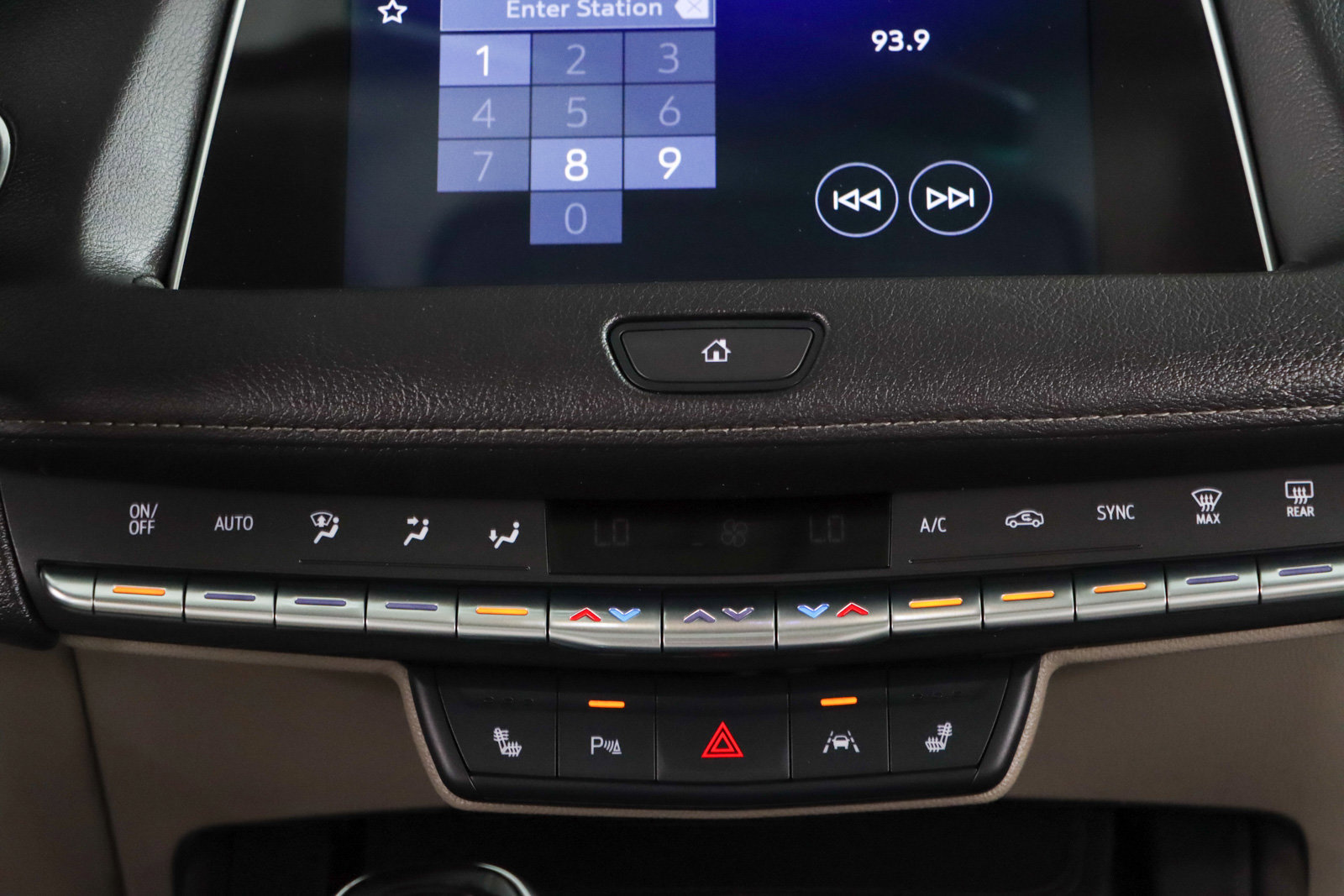 Used 2023 Cadillac XT4 Luxury w/ Cold Weather Package AWD/4WD image 20