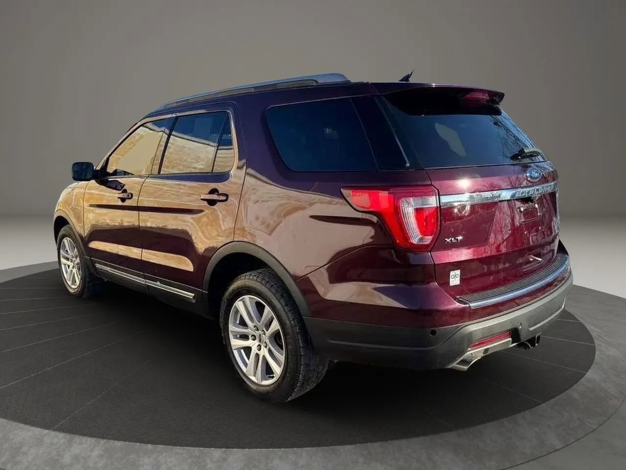 Used 2018 Ford Explorer XLT w/ Equipment Group 202A AWD/4WD image 7