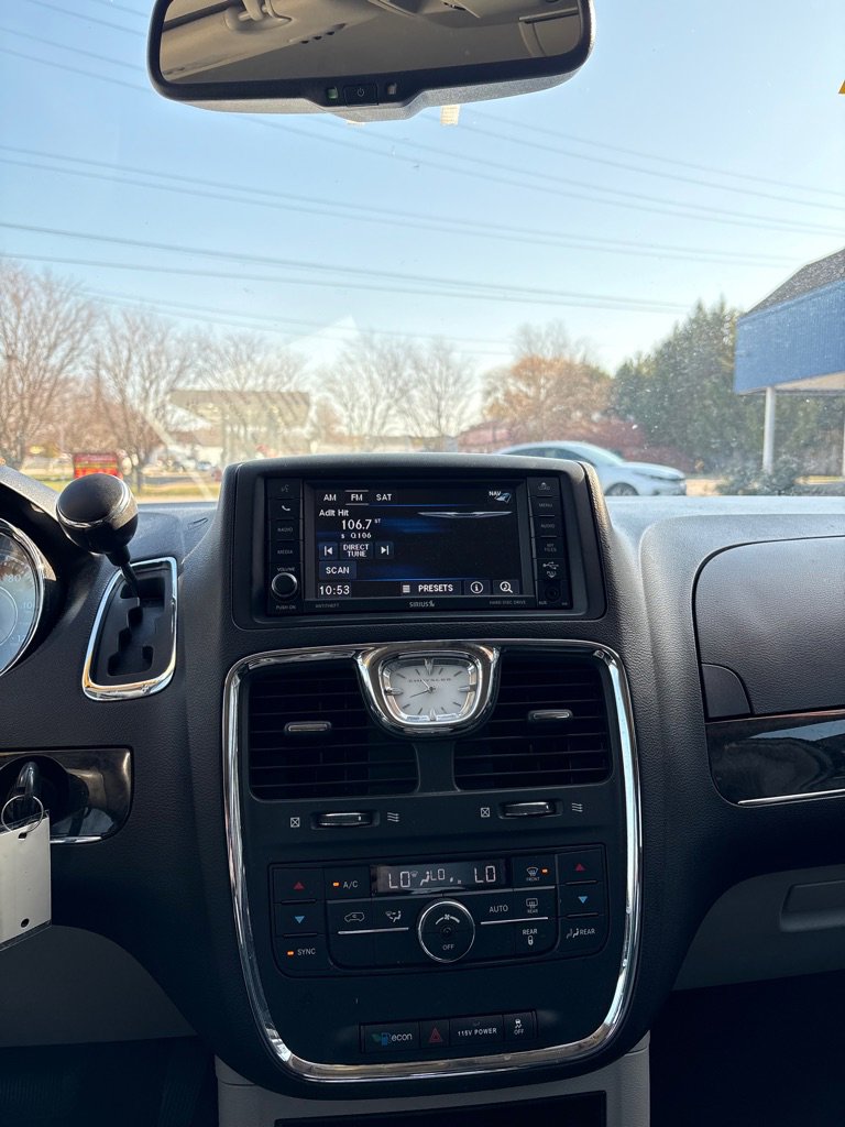 Used 2016 Chrysler Town & Country Touring image 16