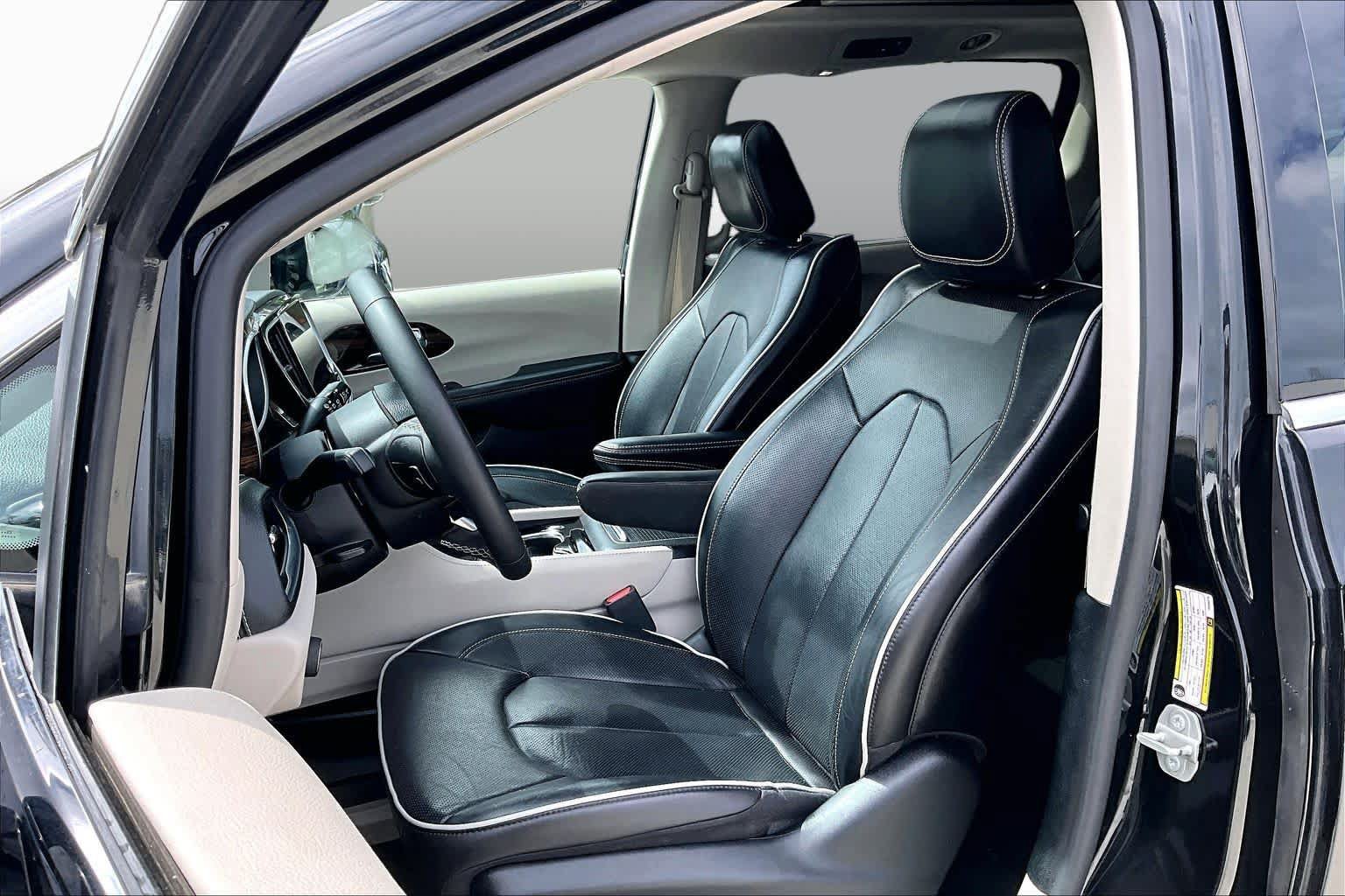 Used 2023 Chrysler Pacifica Limited FWD image 8