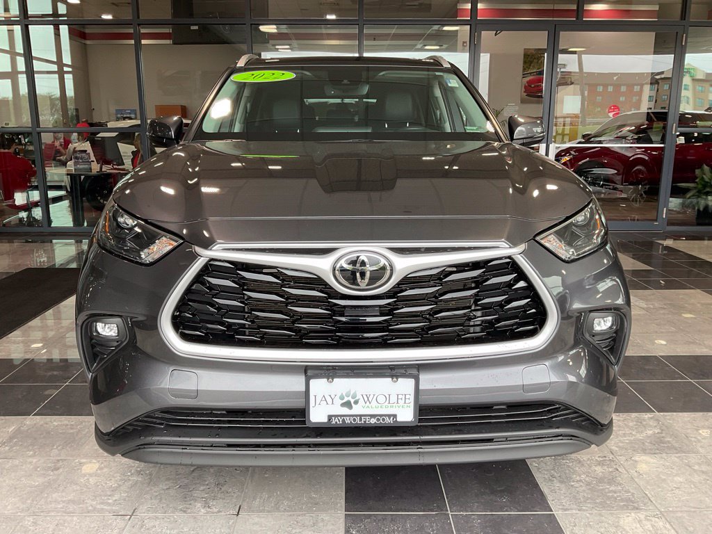 Used 2022 Toyota Highlander XLE AWD/4WD image 2