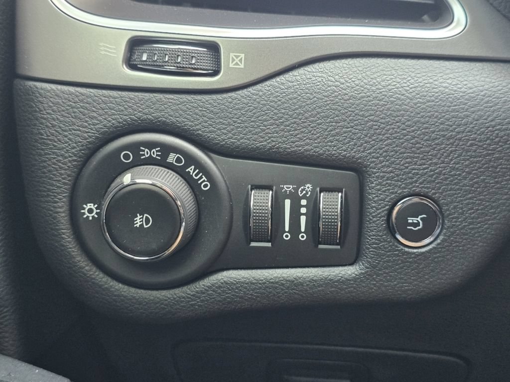 Used 2019 Jeep Cherokee Latitude Plus w/ Comfort/Convenience Group FWD image 23