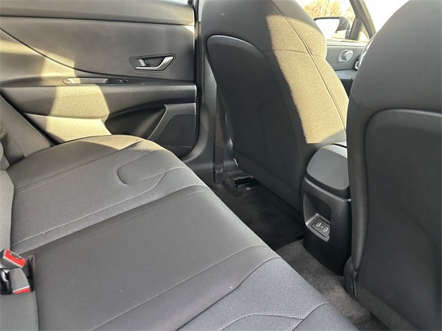 Used 2025 Hyundai Elantra SE image 37